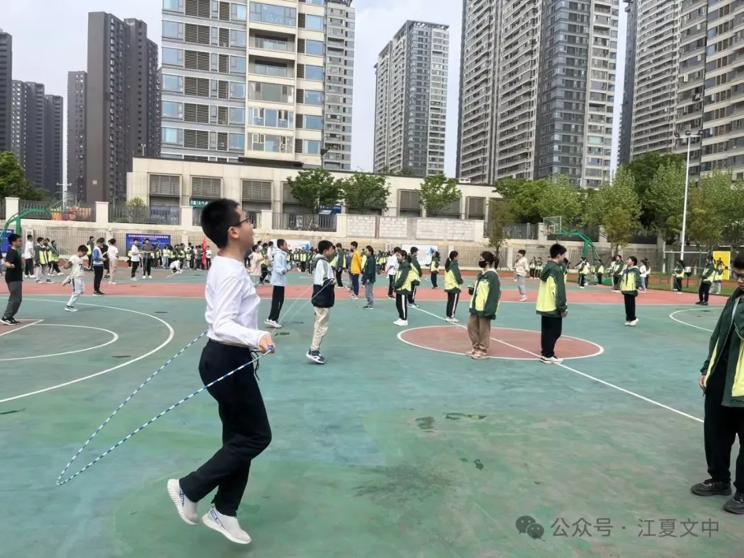 篮球跳绳规则比赛打学生视频_学生打篮球跳绳比赛规则_篮球跳绳